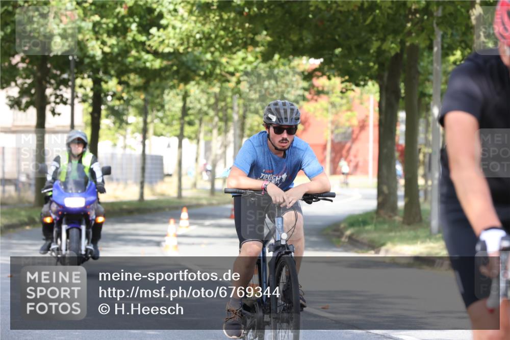 11.08.2024 - GEWOBA Citytriathlon Bremen H.Heesch http://msf.ph/oto/6769344 11.08.2024 10:27:49 Radfahren 100, 115 meine-sportfotos.de