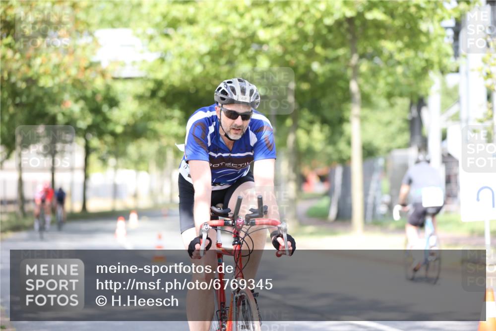 11.08.2024 - GEWOBA Citytriathlon Bremen H.Heesch http://msf.ph/oto/6769345 11.08.2024 10:42:42 Radfahren 12, 18, 67, 68, 70, 74, 88, 106 meine-sportfotos.de