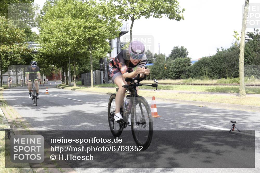 11.08.2024 - GEWOBA Citytriathlon Bremen H.Heesch http://msf.ph/oto/6769352 11.08.2024 11:41:39 Radfahren 758, 786, 835, 859, 896, 902, 965, 1020 meine-sportfotos.de