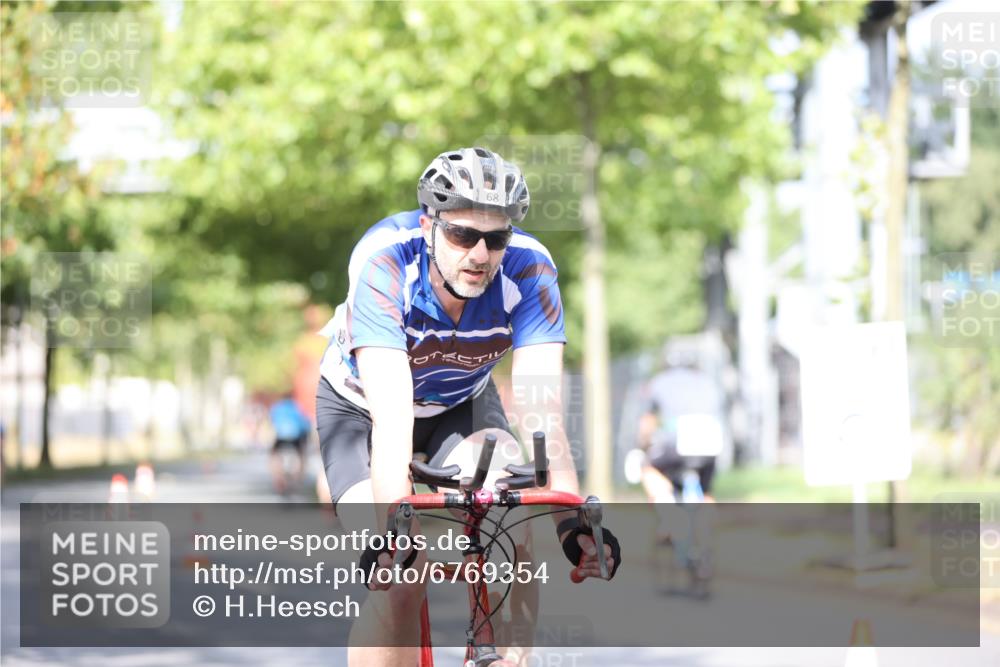 11.08.2024 - GEWOBA Citytriathlon Bremen H.Heesch http://msf.ph/oto/6769354 11.08.2024 10:42:42 Radfahren 12, 18, 67, 68, 70, 74, 88, 106 meine-sportfotos.de