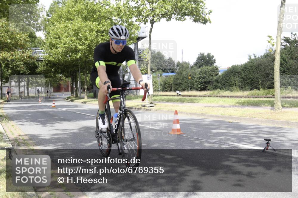 11.08.2024 - GEWOBA Citytriathlon Bremen H.Heesch http://msf.ph/oto/6769355 11.08.2024 11:41:40 Radfahren 758, 786, 835, 859, 896, 902, 965, 1020 meine-sportfotos.de