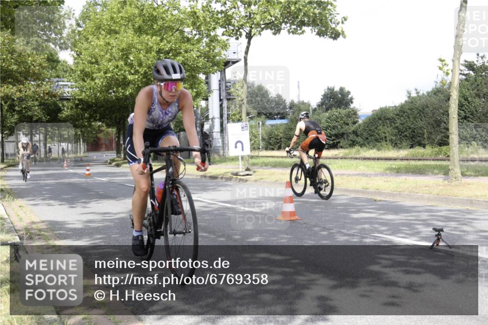 11.08.2024 - GEWOBA Citytriathlon Bremen H.Heesch http://msf.ph/oto/6769358 11.08.2024 11:41:43 Radfahren 758, 786, 835, 859, 902, 965, 1020 meine-sportfotos.de