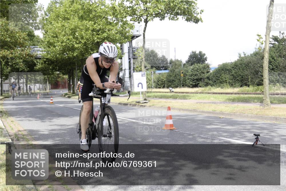 11.08.2024 - GEWOBA Citytriathlon Bremen H.Heesch http://msf.ph/oto/6769361 11.08.2024 11:41:45 Radfahren 758, 786, 835, 859, 965, 1020 meine-sportfotos.de