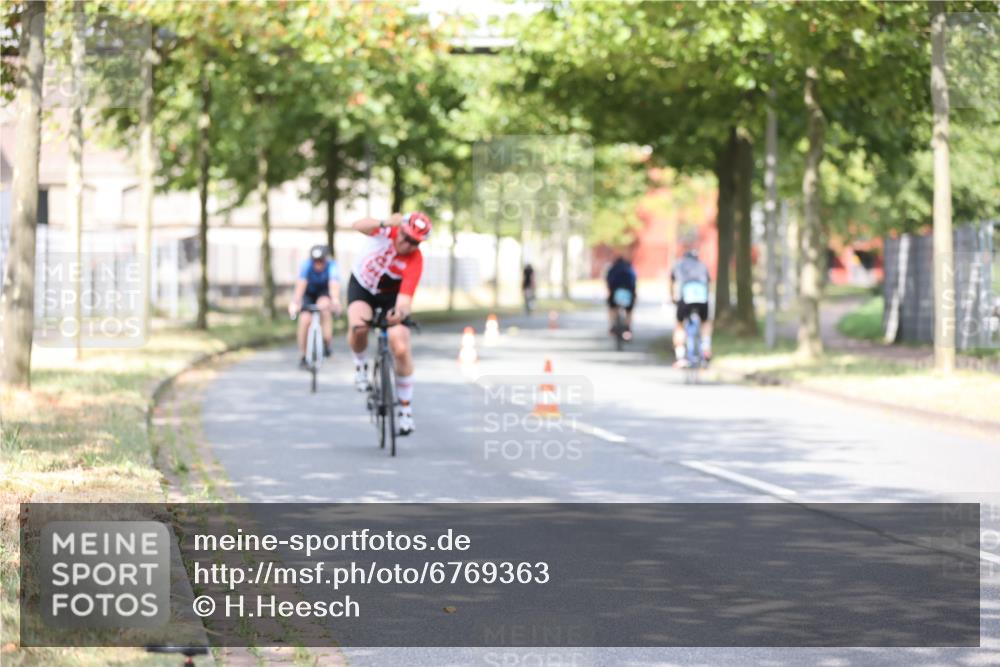 11.08.2024 - GEWOBA Citytriathlon Bremen H.Heesch http://msf.ph/oto/6769363 11.08.2024 10:42:44 Radfahren 12, 18, 67, 68, 70, 74, 88 meine-sportfotos.de