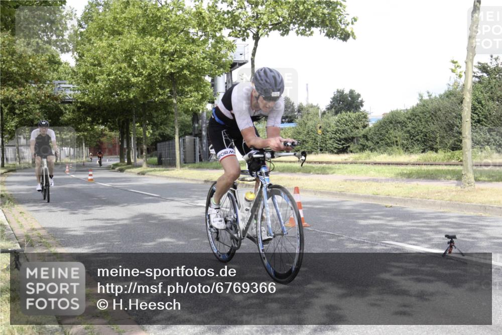 11.08.2024 - GEWOBA Citytriathlon Bremen H.Heesch http://msf.ph/oto/6769366 11.08.2024 11:41:50 Radfahren 758, 786, 859, 905, 965, 1020 meine-sportfotos.de