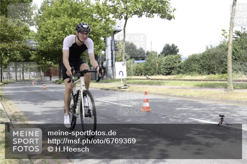 11.08.2024 - GEWOBA Citytriathlon Bremen H.Heesch http://msf.ph/oto/6769369 11.08.2024 11:41:51 Radfahren 758, 786, 859, 905, 965, 1020 meine-sportfotos.de