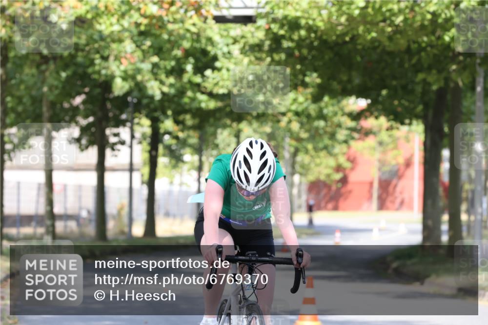 11.08.2024 - GEWOBA Citytriathlon Bremen H.Heesch http://msf.ph/oto/6769370 11.08.2024 10:28:05 Radfahren 14 meine-sportfotos.de