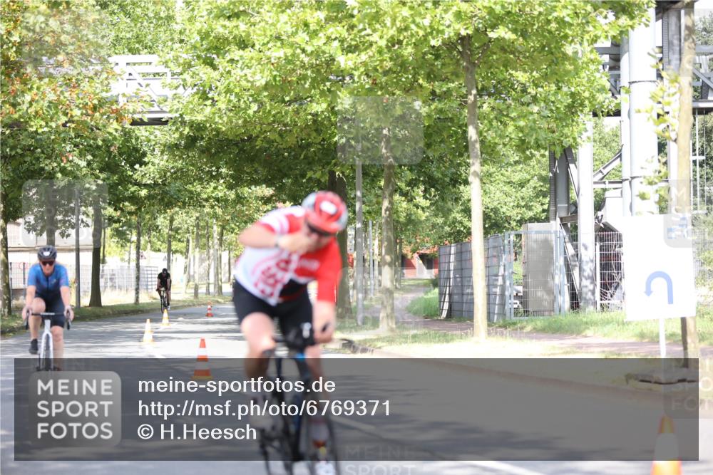 11.08.2024 - GEWOBA Citytriathlon Bremen H.Heesch http://msf.ph/oto/6769371 11.08.2024 10:42:46 Radfahren 12, 18, 21, 67, 68, 70, 88 meine-sportfotos.de