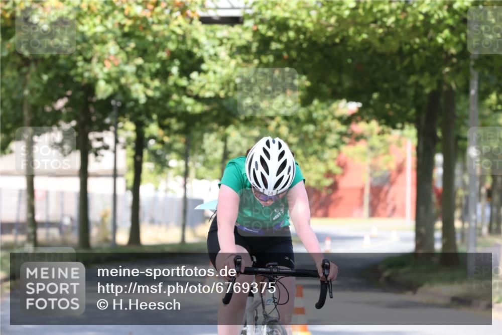 11.08.2024 - GEWOBA Citytriathlon Bremen H.Heesch http://msf.ph/oto/6769375 11.08.2024 10:28:05 Radfahren 14 meine-sportfotos.de