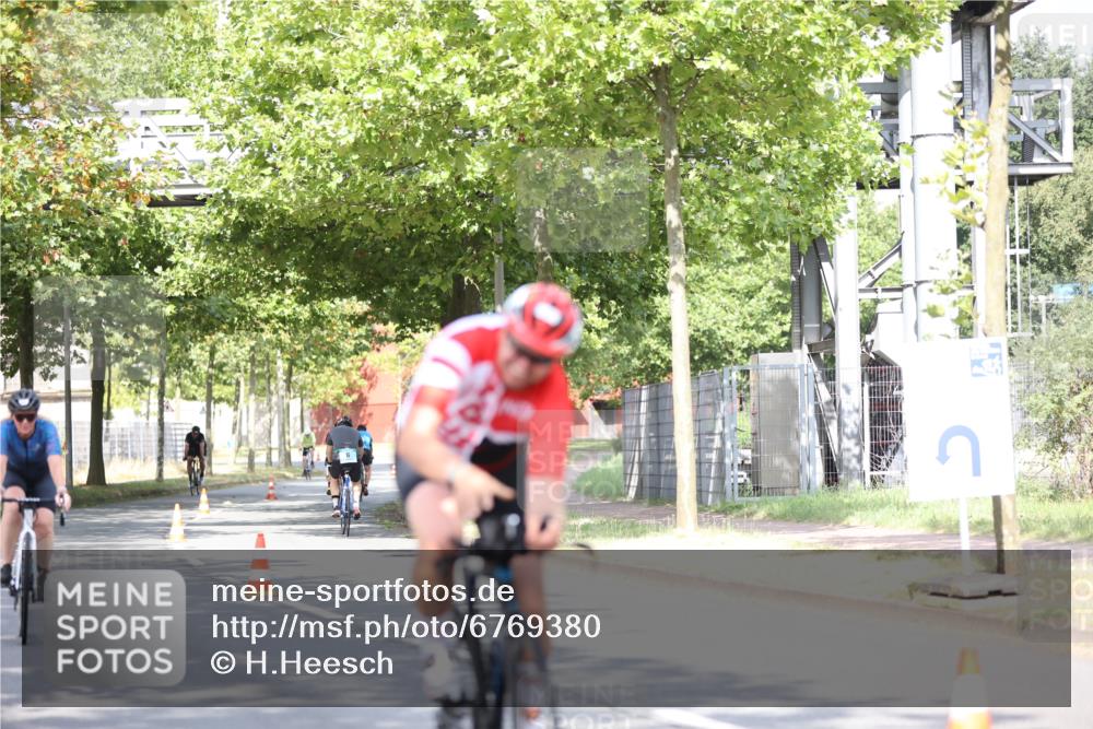 11.08.2024 - GEWOBA Citytriathlon Bremen H.Heesch http://msf.ph/oto/6769380 11.08.2024 10:42:46 Radfahren 12, 18, 21, 67, 68, 70, 88 meine-sportfotos.de