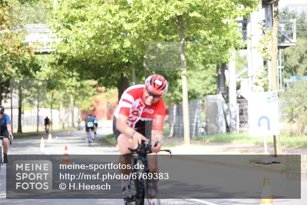 11.08.2024 - GEWOBA Citytriathlon Bremen H.Heesch http://msf.ph/oto/6769383 11.08.2024 10:42:46 Radfahren 12, 18, 21, 67, 68, 70, 88 meine-sportfotos.de