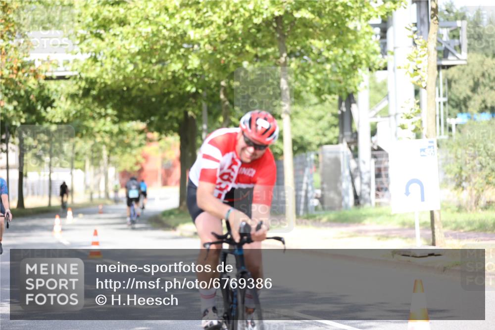 11.08.2024 - GEWOBA Citytriathlon Bremen H.Heesch http://msf.ph/oto/6769386 11.08.2024 10:42:46 Radfahren 12, 18, 21, 67, 68, 70, 88 meine-sportfotos.de