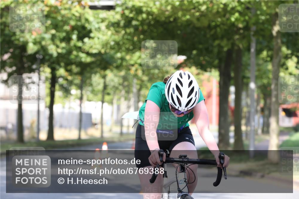 11.08.2024 - GEWOBA Citytriathlon Bremen H.Heesch http://msf.ph/oto/6769388 11.08.2024 10:28:05 Radfahren 14 meine-sportfotos.de