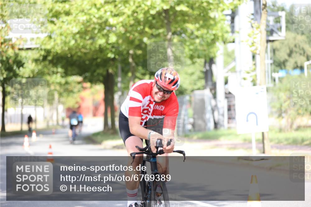 11.08.2024 - GEWOBA Citytriathlon Bremen H.Heesch http://msf.ph/oto/6769389 11.08.2024 10:42:46 Radfahren 12, 18, 21, 67, 68, 70, 88 meine-sportfotos.de
