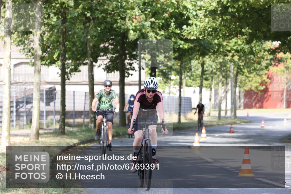 11.08.2024 - GEWOBA Citytriathlon Bremen H.Heesch http://msf.ph/oto/6769391 11.08.2024 10:28:21 Radfahren 53, 89, 90 meine-sportfotos.de