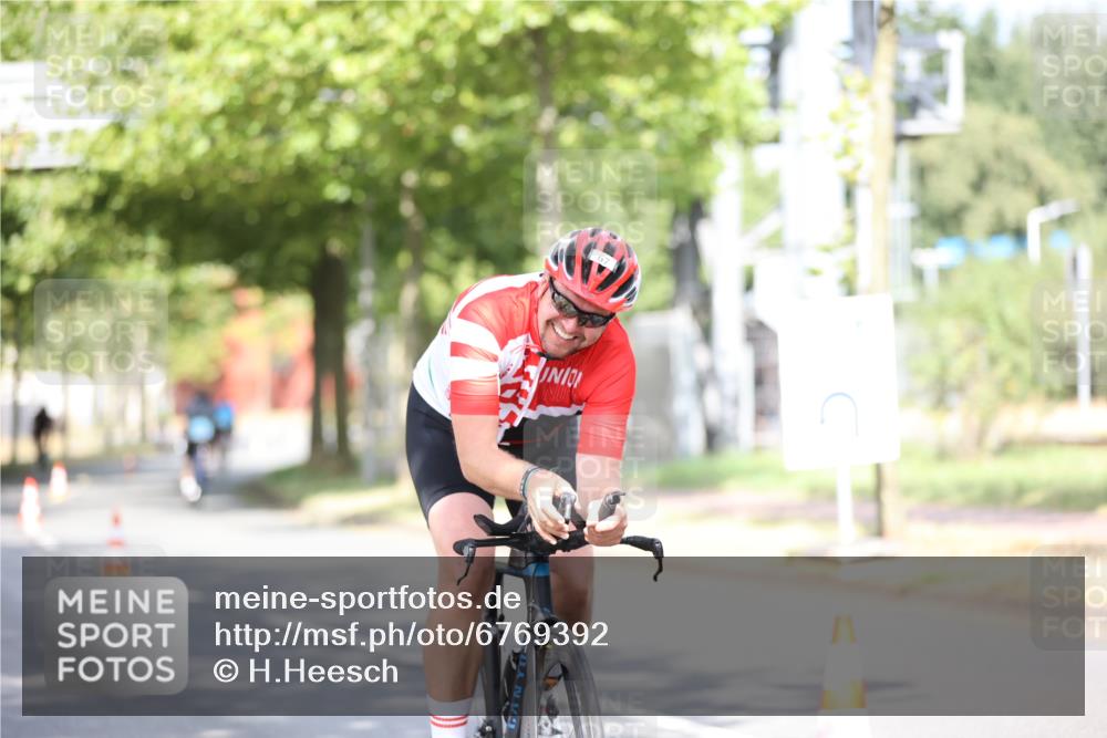 11.08.2024 - GEWOBA Citytriathlon Bremen H.Heesch http://msf.ph/oto/6769392 11.08.2024 10:42:46 Radfahren 12, 18, 21, 67, 68, 70, 88 meine-sportfotos.de