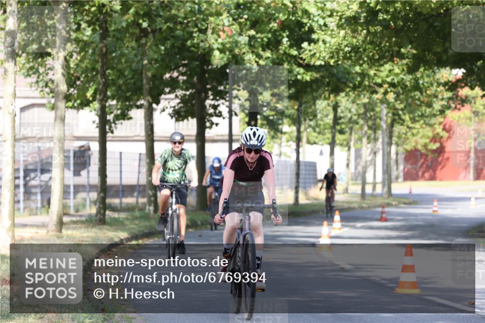 11.08.2024 - GEWOBA Citytriathlon Bremen H.Heesch http://msf.ph/oto/6769394 11.08.2024 10:28:21 Radfahren 53, 89, 90 meine-sportfotos.de