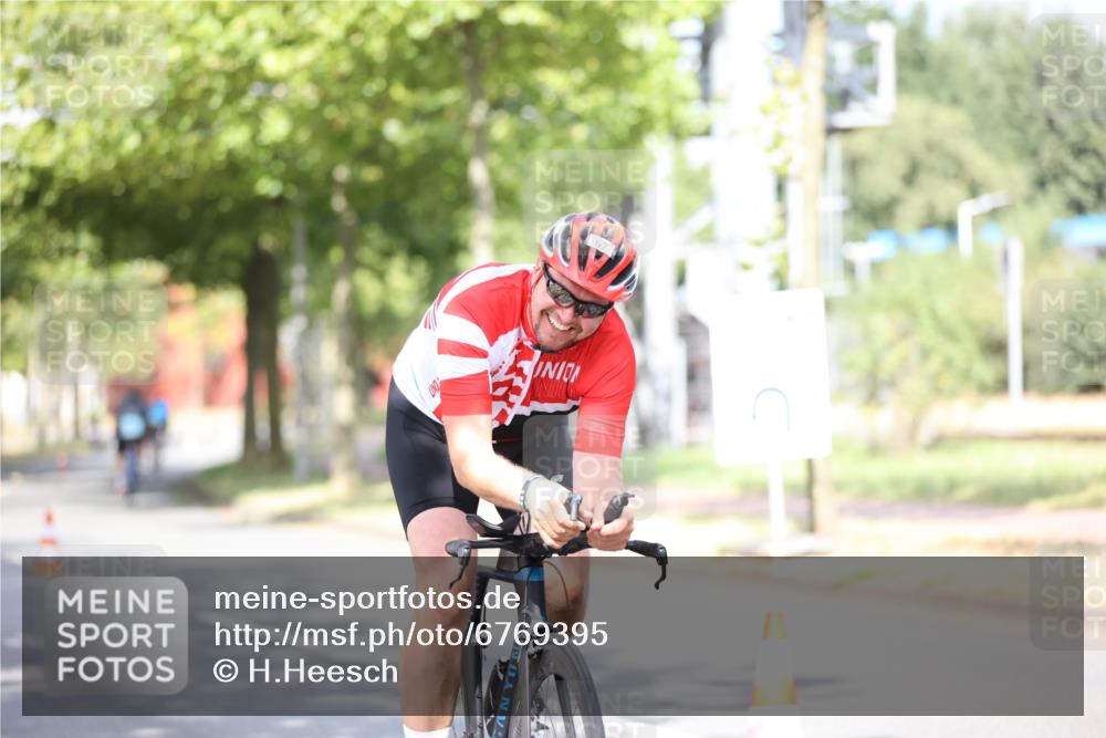 11.08.2024 - GEWOBA Citytriathlon Bremen H.Heesch http://msf.ph/oto/6769395 11.08.2024 10:42:46 Radfahren 12, 18, 21, 67, 68, 70, 88 meine-sportfotos.de