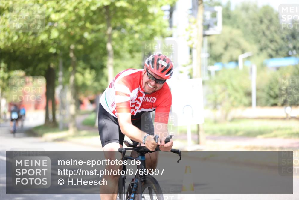 11.08.2024 - GEWOBA Citytriathlon Bremen H.Heesch http://msf.ph/oto/6769397 11.08.2024 10:42:46 Radfahren 12, 18, 21, 67, 68, 70, 88 meine-sportfotos.de
