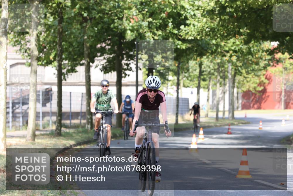 11.08.2024 - GEWOBA Citytriathlon Bremen H.Heesch http://msf.ph/oto/6769398 11.08.2024 10:28:21 Radfahren 53, 89, 90 meine-sportfotos.de