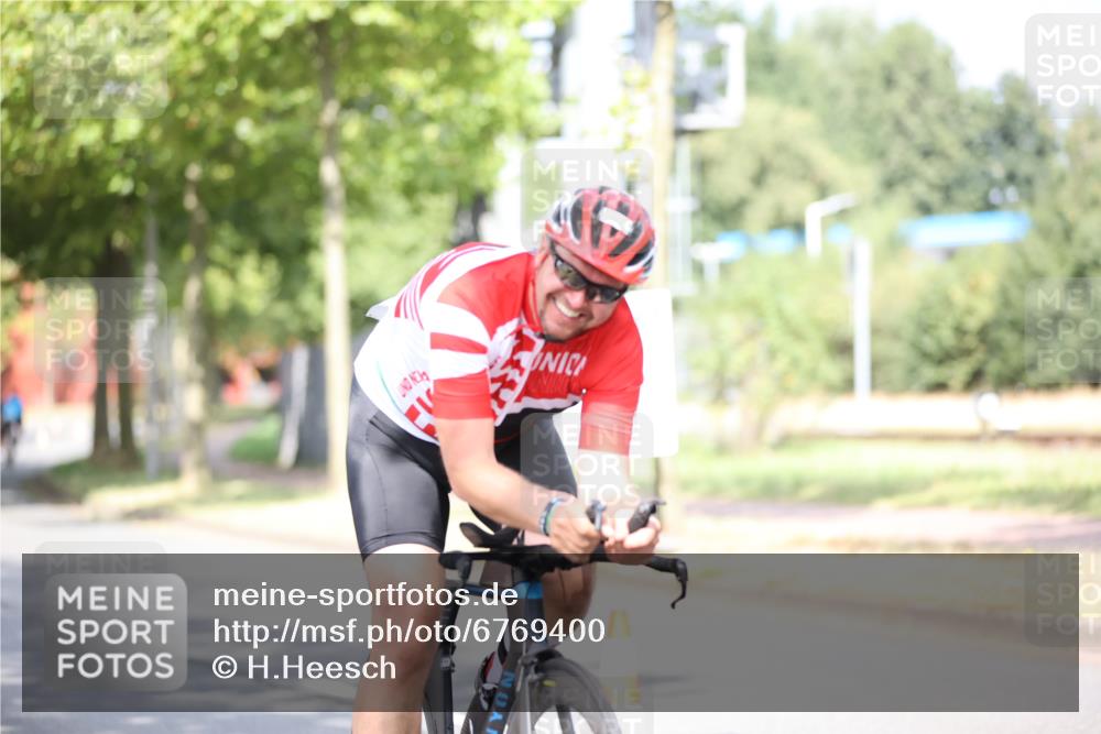 11.08.2024 - GEWOBA Citytriathlon Bremen H.Heesch http://msf.ph/oto/6769400 11.08.2024 10:42:46 Radfahren 12, 18, 21, 67, 68, 70, 88 meine-sportfotos.de