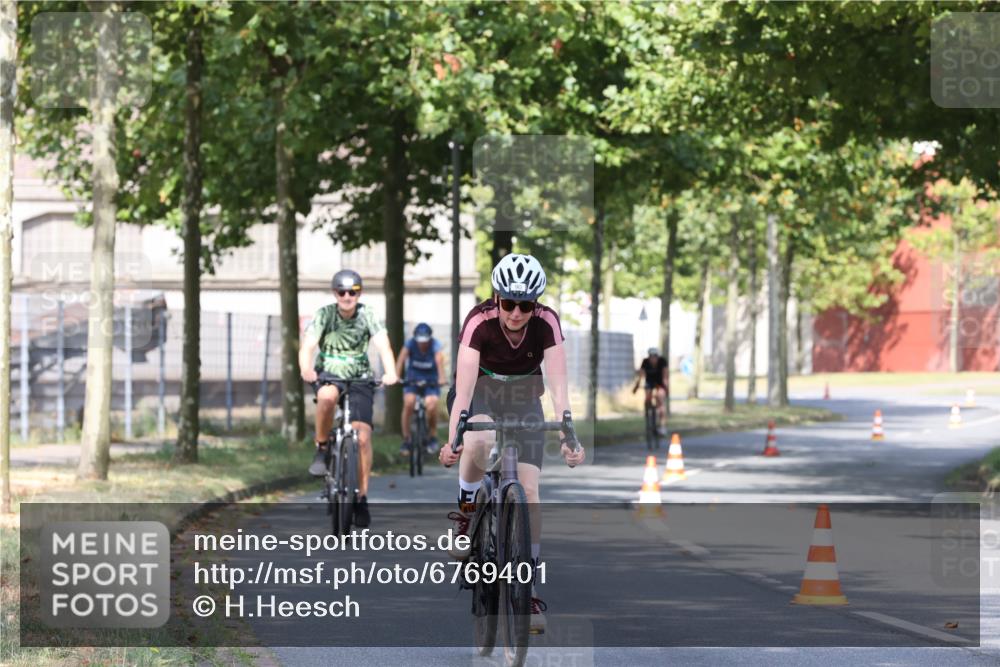 11.08.2024 - GEWOBA Citytriathlon Bremen H.Heesch http://msf.ph/oto/6769401 11.08.2024 10:28:21 Radfahren 53, 89, 90 meine-sportfotos.de