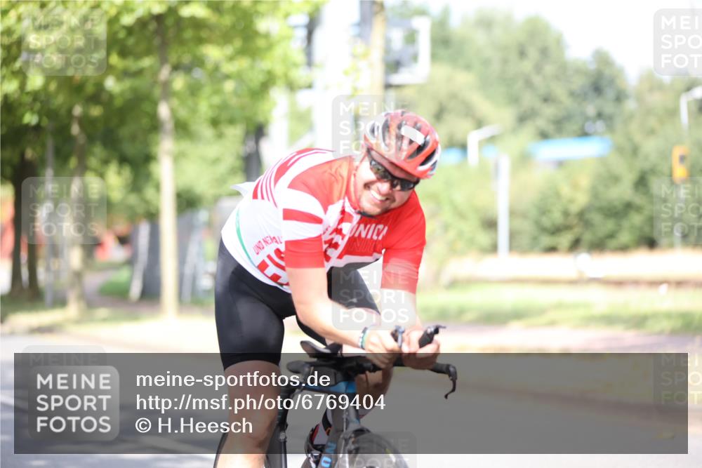 11.08.2024 - GEWOBA Citytriathlon Bremen H.Heesch http://msf.ph/oto/6769404 11.08.2024 10:42:46 Radfahren 12, 18, 21, 67, 68, 70, 88 meine-sportfotos.de