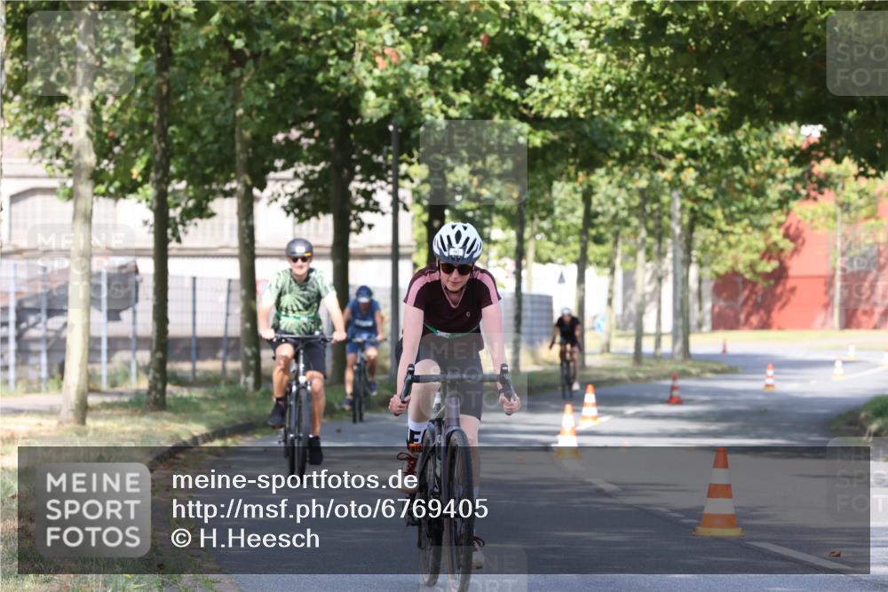 11.08.2024 - GEWOBA Citytriathlon Bremen H.Heesch http://msf.ph/oto/6769405 11.08.2024 10:28:21 Radfahren 53, 89, 90 meine-sportfotos.de