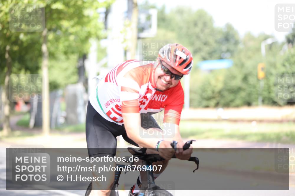 11.08.2024 - GEWOBA Citytriathlon Bremen H.Heesch http://msf.ph/oto/6769407 11.08.2024 10:42:46 Radfahren 12, 18, 21, 67, 68, 70, 88 meine-sportfotos.de