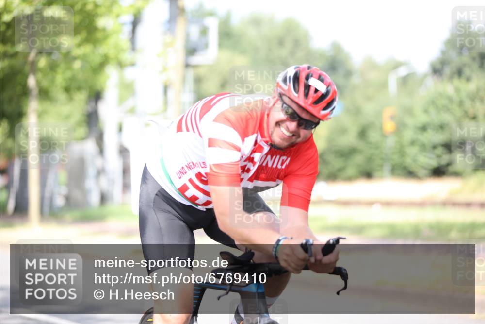11.08.2024 - GEWOBA Citytriathlon Bremen H.Heesch http://msf.ph/oto/6769410 11.08.2024 10:42:46 Radfahren 12, 18, 21, 67, 68, 70, 88 meine-sportfotos.de