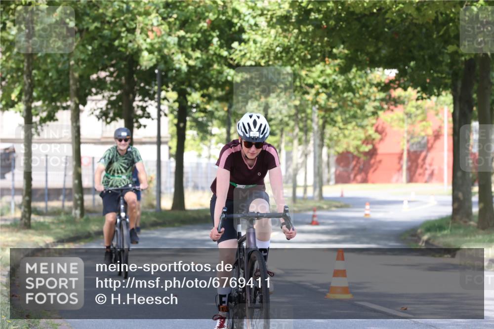 11.08.2024 - GEWOBA Citytriathlon Bremen H.Heesch http://msf.ph/oto/6769411 11.08.2024 10:28:22 Radfahren 53, 89, 90 meine-sportfotos.de