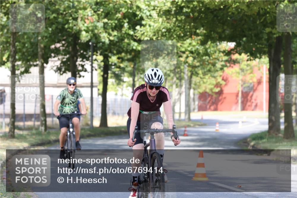 11.08.2024 - GEWOBA Citytriathlon Bremen H.Heesch http://msf.ph/oto/6769414 11.08.2024 10:28:22 Radfahren 53, 89, 90 meine-sportfotos.de