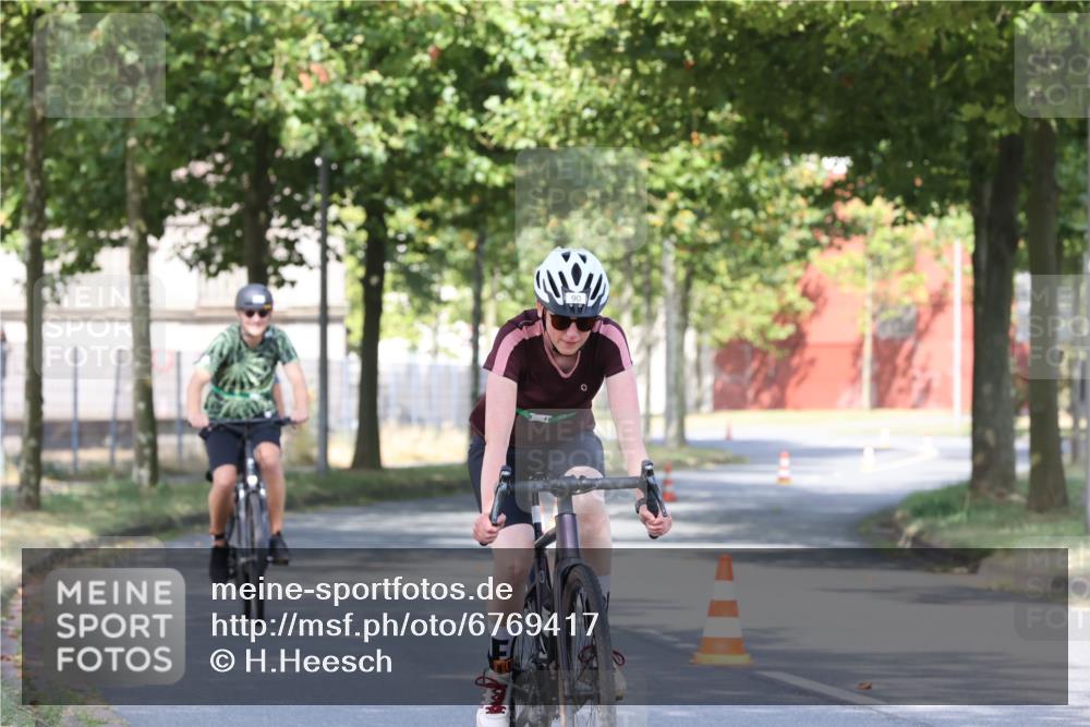 11.08.2024 - GEWOBA Citytriathlon Bremen H.Heesch http://msf.ph/oto/6769417 11.08.2024 10:28:22 Radfahren 53, 89, 90 meine-sportfotos.de