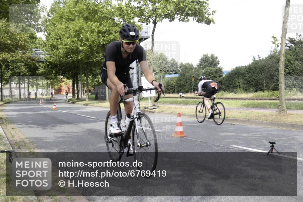 11.08.2024 - GEWOBA Citytriathlon Bremen H.Heesch http://msf.ph/oto/6769419 11.08.2024 11:44:08 Radfahren 746, 759, 861, 914, 1039 meine-sportfotos.de