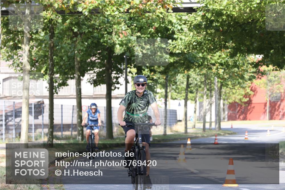 11.08.2024 - GEWOBA Citytriathlon Bremen H.Heesch http://msf.ph/oto/6769420 11.08.2024 10:28:23 Radfahren 53, 89, 90 meine-sportfotos.de