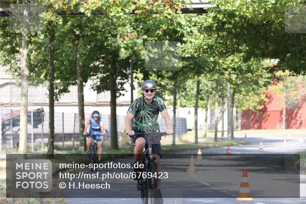 11.08.2024 - GEWOBA Citytriathlon Bremen H.Heesch http://msf.ph/oto/6769423 11.08.2024 10:28:23 Radfahren 53, 89, 90 meine-sportfotos.de