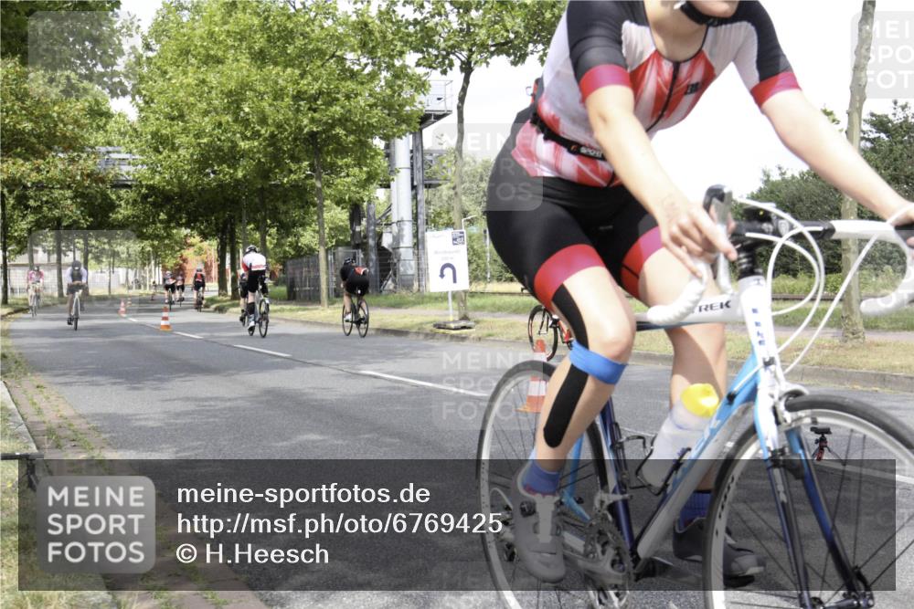 11.08.2024 - GEWOBA Citytriathlon Bremen H.Heesch http://msf.ph/oto/6769425 11.08.2024 11:44:15 Radfahren 746, 759, 861, 914, 926 meine-sportfotos.de
