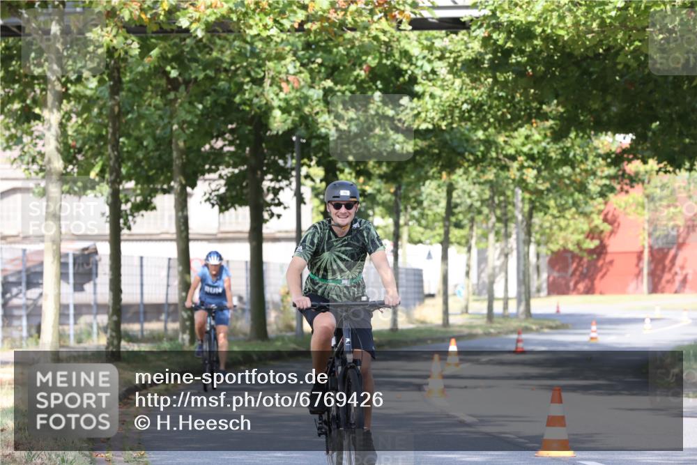 11.08.2024 - GEWOBA Citytriathlon Bremen H.Heesch http://msf.ph/oto/6769426 11.08.2024 10:28:23 Radfahren 53, 89, 90 meine-sportfotos.de