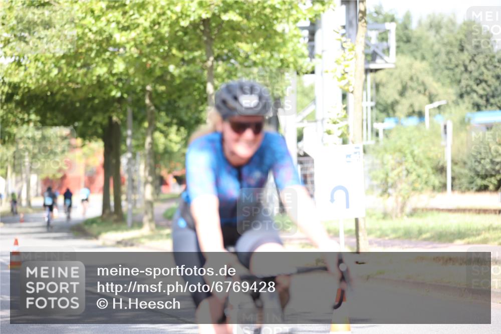 11.08.2024 - GEWOBA Citytriathlon Bremen H.Heesch http://msf.ph/oto/6769428 11.08.2024 10:42:47 Radfahren 12, 18, 21, 67, 68, 70, 88 meine-sportfotos.de