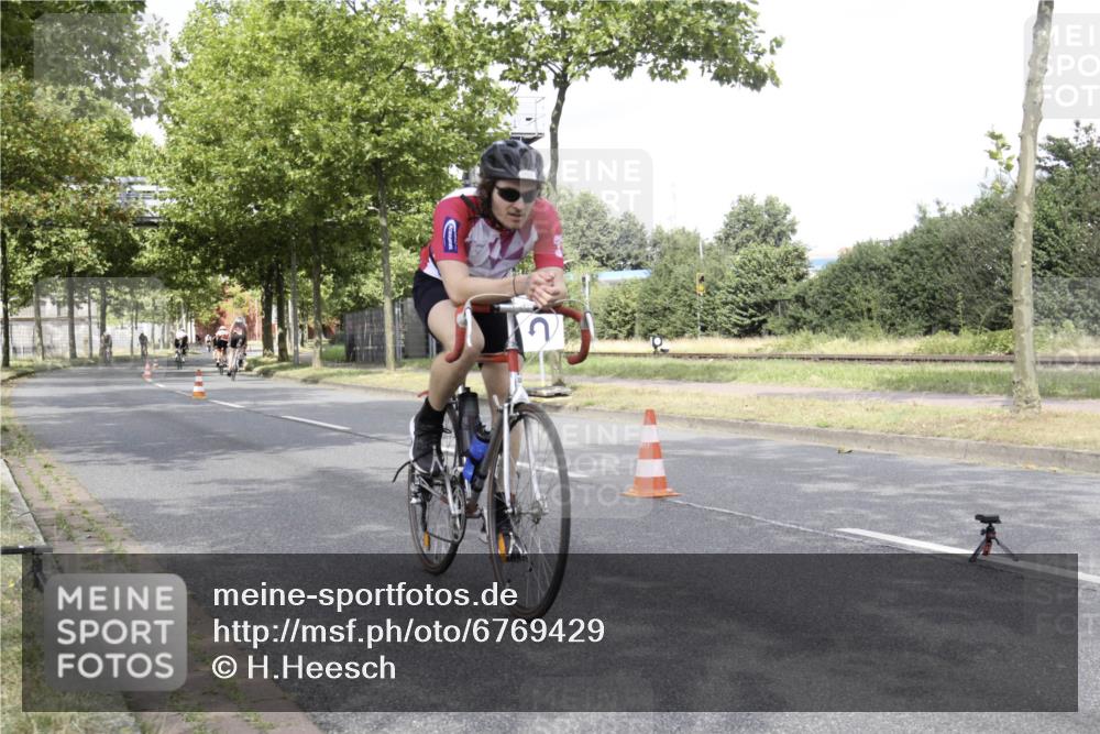 11.08.2024 - GEWOBA Citytriathlon Bremen H.Heesch http://msf.ph/oto/6769429 11.08.2024 11:44:19 Radfahren 746, 759, 861, 926 meine-sportfotos.de