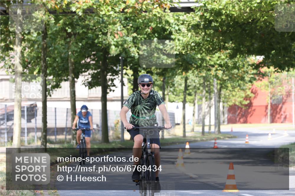 11.08.2024 - GEWOBA Citytriathlon Bremen H.Heesch http://msf.ph/oto/6769434 11.08.2024 10:28:23 Radfahren 53, 89, 90 meine-sportfotos.de