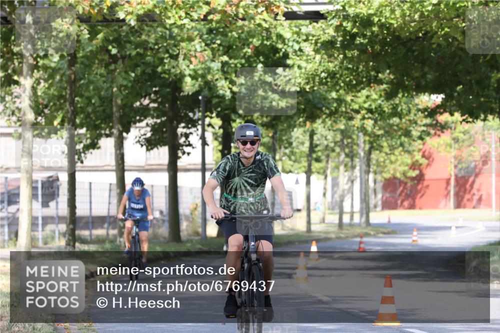 11.08.2024 - GEWOBA Citytriathlon Bremen H.Heesch http://msf.ph/oto/6769437 11.08.2024 10:28:23 Radfahren 53, 89, 90 meine-sportfotos.de