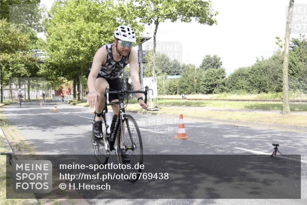 11.08.2024 - GEWOBA Citytriathlon Bremen H.Heesch http://msf.ph/oto/6769438 11.08.2024 11:44:29 Radfahren 759, 836, 855, 861, 926 meine-sportfotos.de