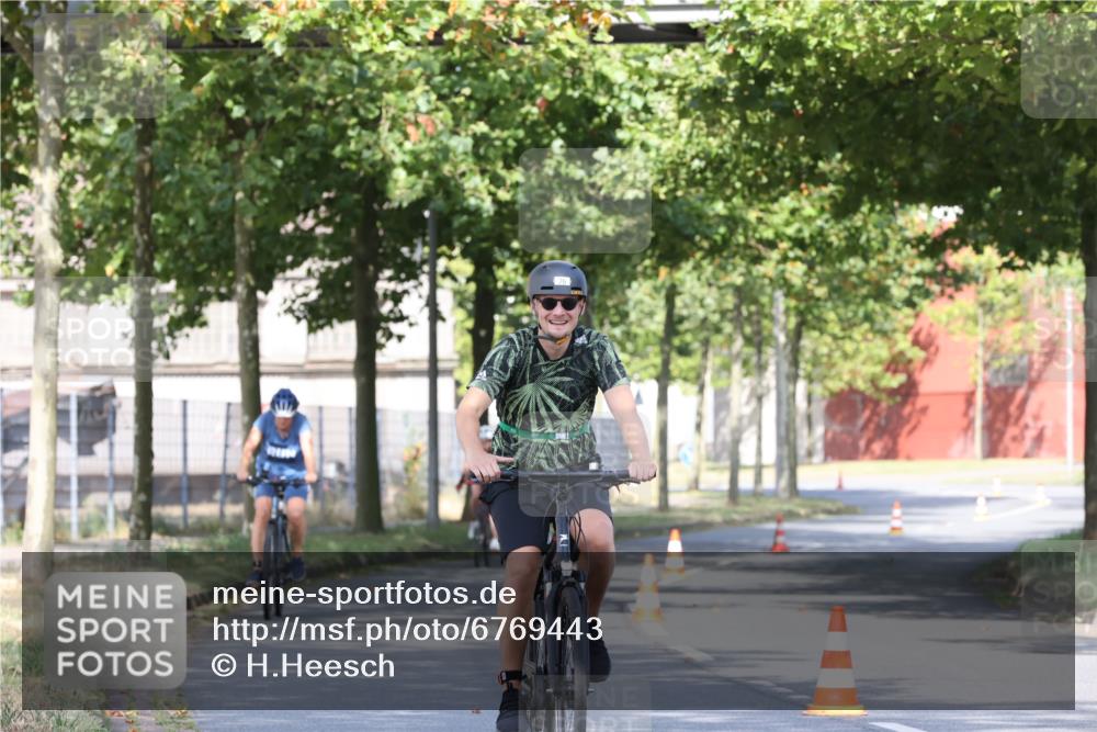 11.08.2024 - GEWOBA Citytriathlon Bremen H.Heesch http://msf.ph/oto/6769443 11.08.2024 10:28:23 Radfahren 53, 89, 90 meine-sportfotos.de