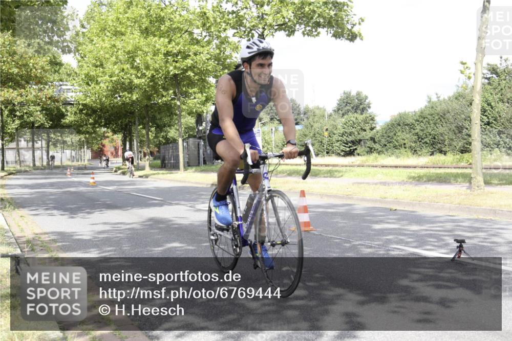 11.08.2024 - GEWOBA Citytriathlon Bremen H.Heesch http://msf.ph/oto/6769444 11.08.2024 11:44:37 Radfahren 833, 836, 855, 926 meine-sportfotos.de