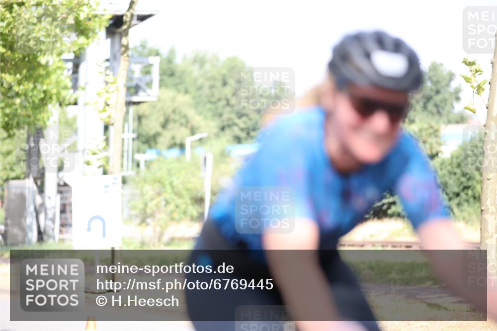 11.08.2024 - GEWOBA Citytriathlon Bremen H.Heesch http://msf.ph/oto/6769445 11.08.2024 10:42:48 Radfahren 18, 21, 67, 68, 70, 88 meine-sportfotos.de