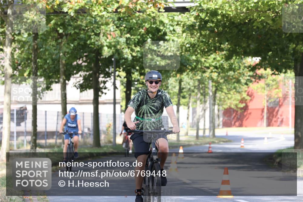11.08.2024 - GEWOBA Citytriathlon Bremen H.Heesch http://msf.ph/oto/6769448 11.08.2024 10:28:23 Radfahren 53, 89, 90 meine-sportfotos.de
