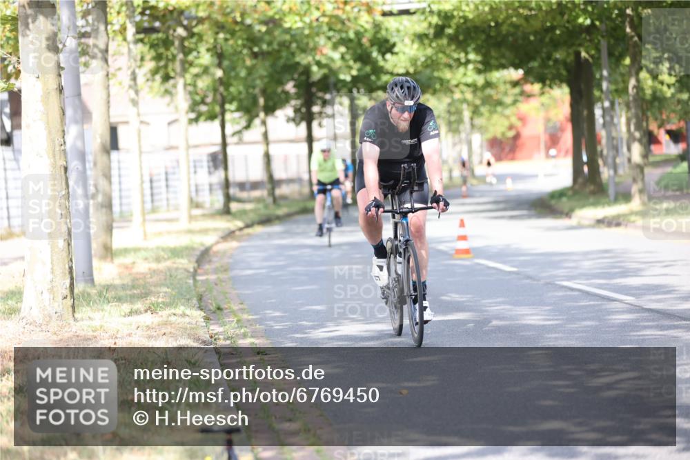 11.08.2024 - GEWOBA Citytriathlon Bremen H.Heesch http://msf.ph/oto/6769450 11.08.2024 10:42:54 Radfahren 18, 21, 67, 70, 88, 101, 116 meine-sportfotos.de