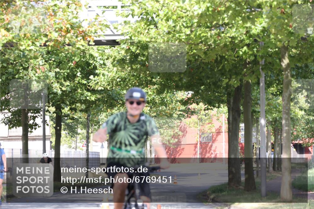 11.08.2024 - GEWOBA Citytriathlon Bremen H.Heesch http://msf.ph/oto/6769451 11.08.2024 10:28:24 Radfahren 53, 89, 90 meine-sportfotos.de