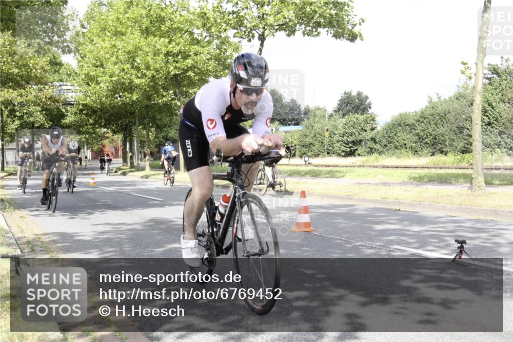 11.08.2024 - GEWOBA Citytriathlon Bremen H.Heesch http://msf.ph/oto/6769452 11.08.2024 11:44:57 Radfahren 763, 827, 833, 916, 927, 956, 964, 973, 996 meine-sportfotos.de